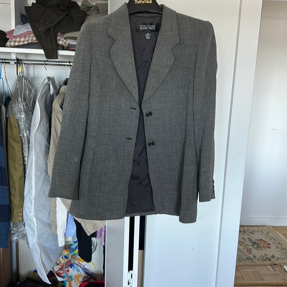 Linda allowed Ellen Tracy blazer size 6 needs to be dry cleaned